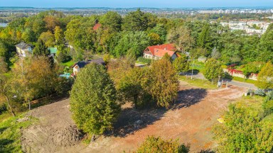 Prodej úchvatného pozemku určeného k výstavbě luxusní vily na Novém Hradci Králové, ulice Zámeček