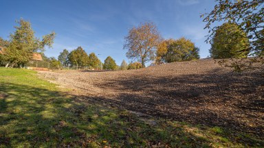 Prodej úchvatného pozemku určeného k výstavbě luxusní vily na Novém Hradci Králové, ulice Zámeček