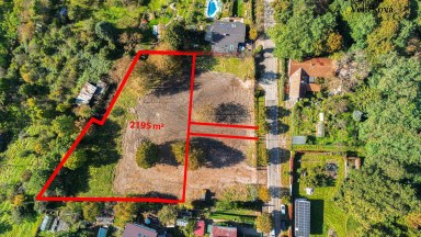 Prodej úchvatného pozemku určeného k výstavbě luxusní vily na Novém Hradci Králové, ulice Zámeček