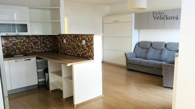 Pronájem útulného bytu 2+kk s balkonem a parkovacím stáním – Svobodné Dvory, Hradec Králové