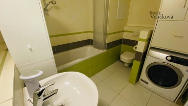 Pronájem útulného bytu 2+kk s balkonem a parkovacím stáním – Svobodné Dvory, Hradec Králové