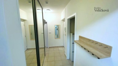 Pronájem útulného bytu 2+kk s balkonem a parkovacím stáním – Svobodné Dvory, Hradec Králové