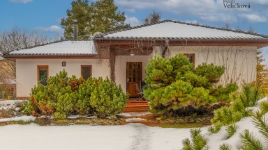 Nádherná novostavba rodinného domu 3+kk s možností přístavby až 2 pokojů, přímo u lesa ve Svinarech