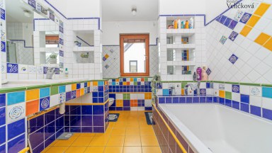 Nádherná novostavba rodinného domu 3+kk s možností přístavby až 2 pokojů, přímo u lesa ve Svinarech