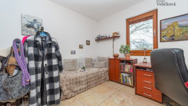 Nádherná novostavba rodinného domu 3+kk s možností přístavby až 2 pokojů, přímo u lesa ve Svinarech