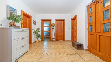 Nádherná novostavba rodinného domu 3+kk s možností přístavby až 2 pokojů, přímo u lesa ve Svinarech