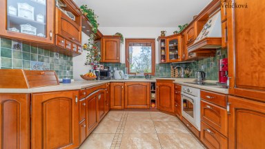 Nádherná novostavba rodinného domu 3+kk s možností přístavby až 2 pokojů, přímo u lesa ve Svinarech