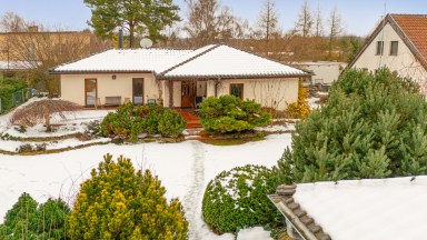 Nádherná novostavba rodinného domu 3+kk s možností přístavby až 2 pokojů, přímo u lesa ve Svinarech