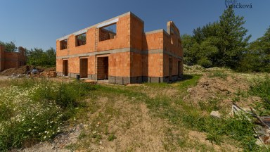 Novostavba moderního rodiného domu o dispozici 4+kk v klidné obci Dříteč u Pardubic