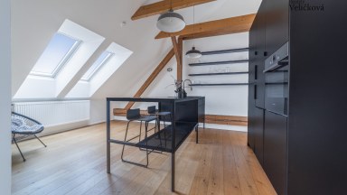 Pronájem stylového podkrovního bytu 2+kk s terasou v centru Hradce Králové - ulice Klumparova