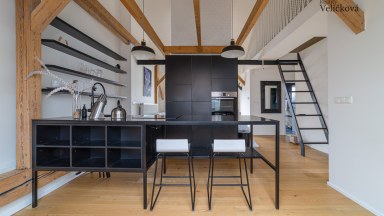 Pronájem stylového podkrovního bytu 2+kk s terasou v centru Hradce Králové - ulice Klumparova