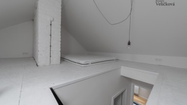 Pronájem stylového podkrovního bytu 2+kk s terasou v centru Hradce Králové - ulice Klumparova