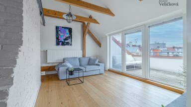 Pronájem stylového podkrovního bytu 2+kk s terasou v centru Hradce Králové - ulice Klumparova