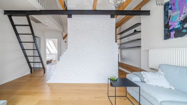 Pronájem stylového podkrovního bytu 2+kk s terasou v centru Hradce Králové - ulice Klumparova