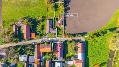 Prodej útulného rodinného domu s okrasnou zahradou a stavební parcelou