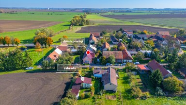 Prodej útulného rodinného domu s okrasnou zahradou a stavební parcelou