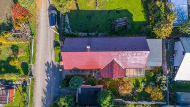 Prodej útulného rodinného domu s okrasnou zahradou a stavební parcelou