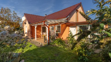 Prodej útulného rodinného domu s okrasnou zahradou a stavební parcelou