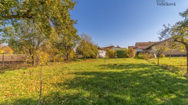Prodej útulného rodinného domu s okrasnou zahradou a stavební parcelou