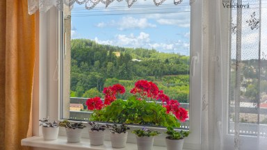 Prodej prostorného bytu 3+1, 76m², s balkonem a nádherným výhledem – Náchod (Staré Město nad Metují)