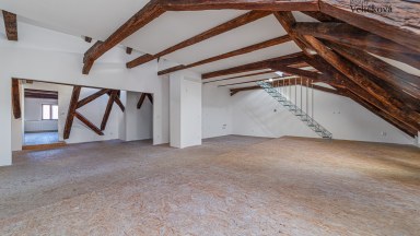 Prodej exkluzivního atypického mezonetu o výměře 170 m² v historickém srdci Prahy – ulice Dlouhá