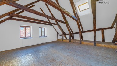 Prodej exkluzivního atypického mezonetu o výměře 170 m² v historickém srdci Prahy – ulice Dlouhá