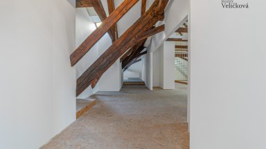 Prodej exkluzivního atypického mezonetu o výměře 170 m² v historickém srdci Prahy – ulice Dlouhá