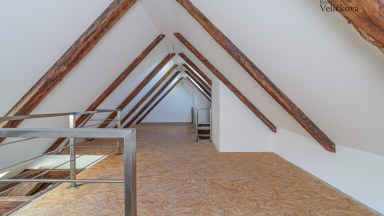 Prodej exkluzivního atypického mezonetu o výměře 170 m² v historickém srdci Prahy – ulice Dlouhá