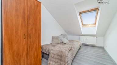 Prodej  podkrovního bytu 3+kk s parkovacím stání v Milovicích (okr. Nymburk)