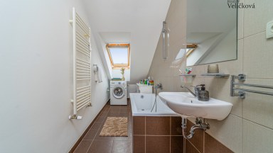 Prodej  podkrovního bytu 3+kk s parkovacím stání v Milovicích (okr. Nymburk)
