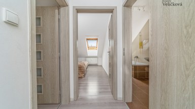 Prodej  podkrovního bytu 3+kk s parkovacím stání v Milovicích (okr. Nymburk)