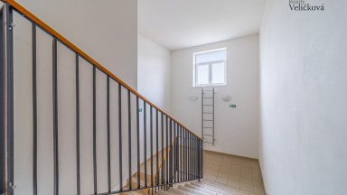 Prodej  podkrovního bytu 3+kk s parkovacím stání v Milovicích (okr. Nymburk)