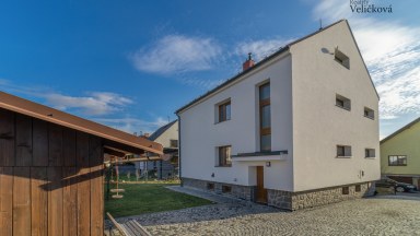 Rodinný dům po rekonstrukci se 2 bytovými jednotkami a fotovoltaikou – Žďár nad Sázavou