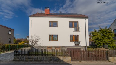 Rodinný dům po rekonstrukci se 2 bytovými jednotkami a fotovoltaikou – Žďár nad Sázavou