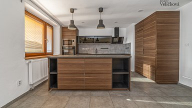 Rodinný dům po rekonstrukci se 2 bytovými jednotkami a fotovoltaikou – Žďár nad Sázavou