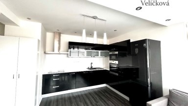 Pronájem bytu 2+kk s prostornou terasou, parkovacím stáním a klimatizací – Hradec Králové, Zborovská