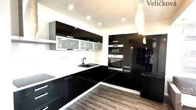 Pronájem bytu 2+kk s prostornou terasou, parkovacím stáním a klimatizací – Hradec Králové, Zborovská