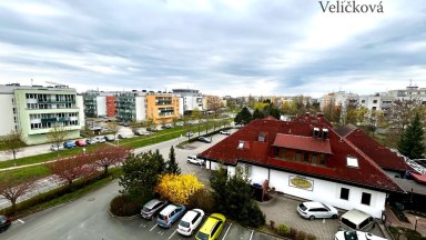 Pronájem bytu 2+kk s prostornou terasou, parkovacím stáním a klimatizací – Hradec Králové, Zborovská