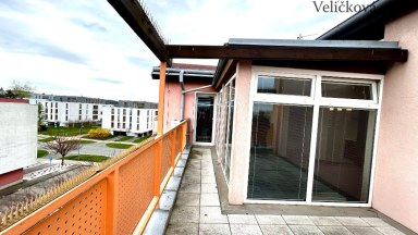 Pronájem bytu 2+kk s prostornou terasou, parkovacím stáním a klimatizací – Hradec Králové, Zborovská