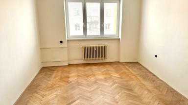 Pronájem prostorného bytu 2+1 o výměře 70 m² v centru Hradce Králové – Břetislavova 