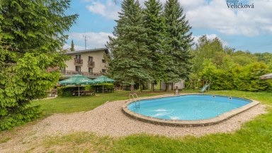 Rekreační areál u Seče s kapacitou až 61 osob a pozemky 5 222 m²