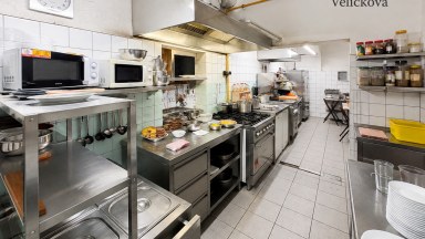 Pronájem vybavené restaurace se zahrádkou a tanečním sálem (329m2)