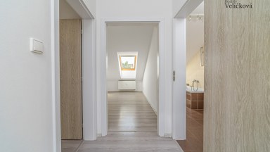Prodej novostavby podkrovního bytu 3+kk s parkovacím stání v Milovicích (okr. Nymburk)