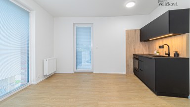Prodej moderního právě zkolaudovaného bytu 1+kk s balkonem a garážovým stáním v Hradci Králové 