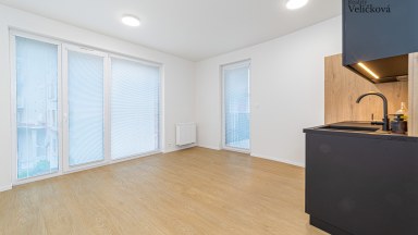 Prodej moderního právě zkolaudovaného bytu 1+kk s balkonem a garážovým stáním v Hradci Králové 