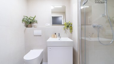 Prodej moderního právě zkolaudovaného bytu 1+kk s balkonem a garážovým stáním v Hradci Králové 