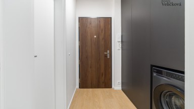 Prodej moderního právě zkolaudovaného bytu 1+kk s balkonem a garážovým stáním v Hradci Králové 