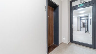 Prodej moderního právě zkolaudovaného bytu 1+kk s balkonem a garážovým stáním v Hradci Králové 