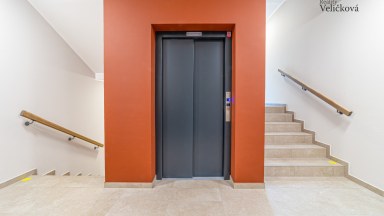 Prodej moderního právě zkolaudovaného bytu 1+kk s balkonem a garážovým stáním v Hradci Králové 