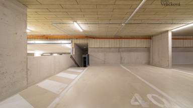 Prodej moderního právě zkolaudovaného bytu 1+kk s balkonem a garážovým stáním v Hradci Králové 